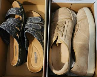 Women's Size 5 Shoes. 