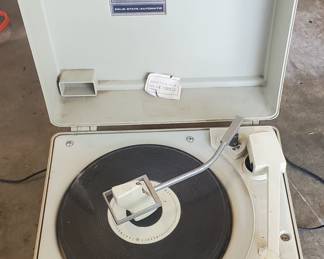 Vintage GE Record Player in Case - has needle and working speakers, does not revolve
