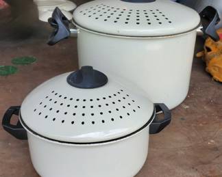 2 Enamel Steel Nonstick Lock and Drain Pots
