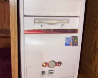 Compaq Presario Computer w/Monitor, Speakers, Keyboard, Mouse, Windows XP and PC Games
