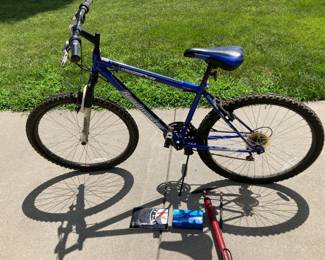 Roadmaster Bicycle w/Pump and Tire Inner Tube
