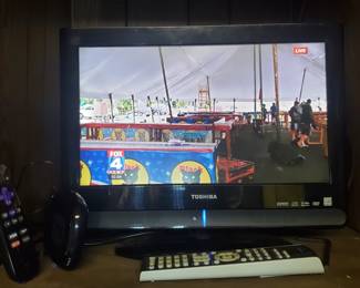 Toshiba 15” LCD TV/DVD Combo w/Remote and Roku
