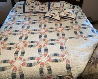 Vintage Queen Machine Made Wedding Ring Quilt, Shams and 2 Throw Pillows
