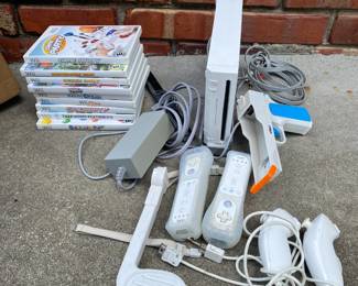 Nintendo Wii Bundle - powers on

