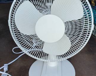 Oscillating Intertek Table Fan, works
