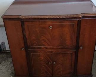 Circa 1948 -RCA Victor Crestwood Victrola Record Player - Model 612V4