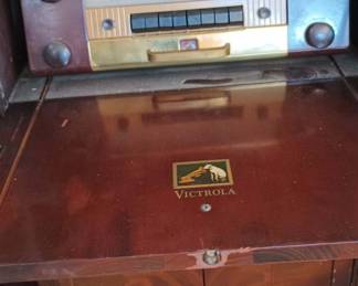 Circa 1948 -RCA Victor Crestwood Victrola Record Player - Model 612V4