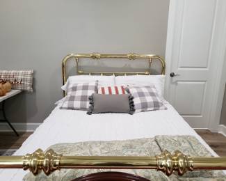 BRASS BED WITH BALLARD DESIGNS AND POTTERY BARN PILLOWS