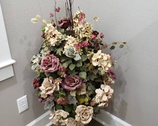 FLORAL DESIGN IN URN