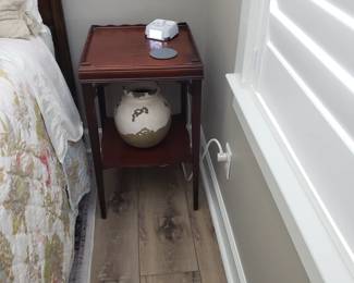 SIDE TABLE WITH VASE