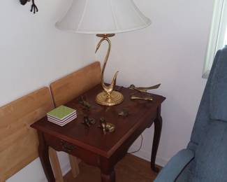 Side table, brass swan lamp & other brass decor 