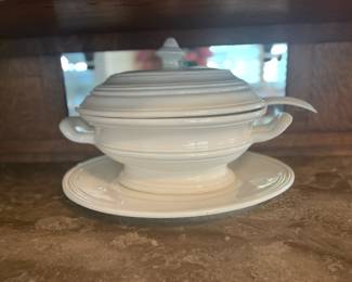 Soup tureen