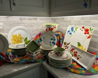 Pretty, bright everyday dishware and serving pieces.