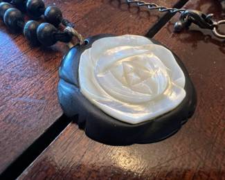 Flower carved pendant necklace