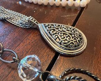 Silver tone pendant & necklace