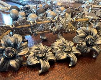 Costume jewelry floral bracelet 