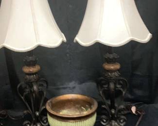 CT632Tuscan Style Table Lamps And Planter