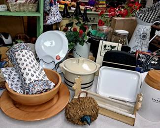 Much modern kitchenware 