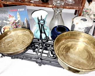 Cast iron scale with brass trays