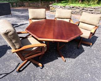 Kitchen table w/ 4 chairs on rollers and leaf