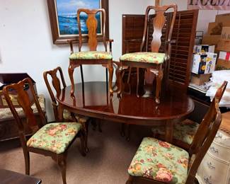 9 pcs. dining room table w/ leaf