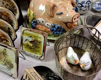 2 pcs. covered pig platter 