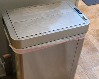 Touchless trash can
