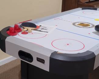 Air hockey table