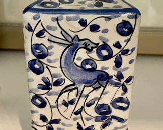 Triangular vase blue and white Chinese 