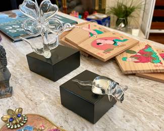 Frabel  handblown glass Flower on black base and small mouse on black base 