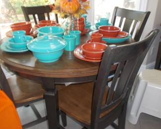 Round breakfast table and 4 chairs