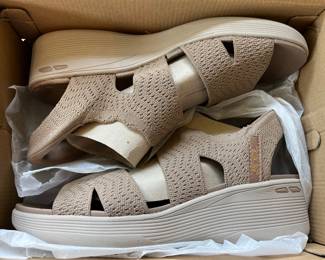 New/unworn women’s Skechers Slip-ins.
