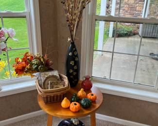 Side/accent table; Autumn/Thanksgiving decor.
