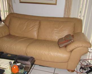 Melanie leather loveseat