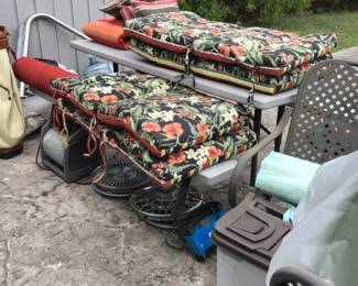 Picnic table, cushions 