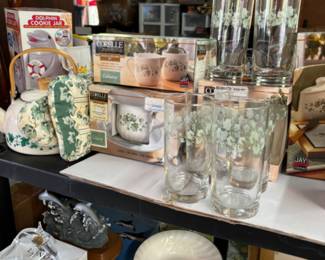 Metal tea pot w/ivy pattern, Corelle sugar,creamer & gravy boat 