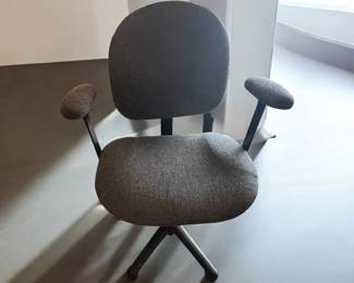 Black office chair w/arms