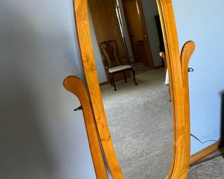 Stand up dressing mirror

