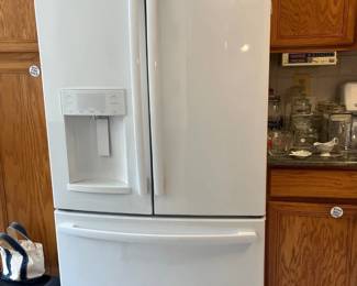 GE Refridgerator GFE26GGHWW