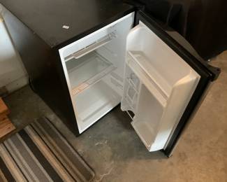 NICE SMALLER FRIDGE.  WORKS GREAT