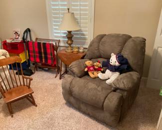 NICE LARGER RECLINER 