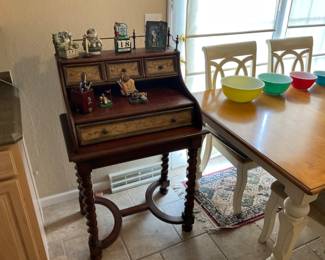 CUTE SMALL DESK