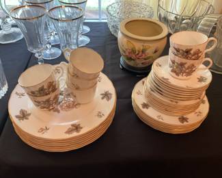VINTAGE CHINA SET FOR 8