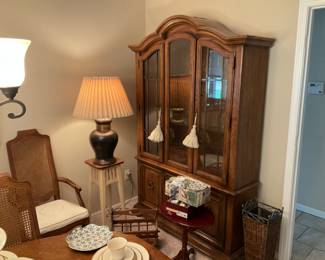 NICE DINNING ROOM SET