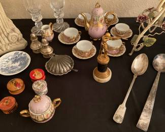 MISCELLANEOUS ATIQUE COLLECTIBLES 