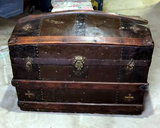 Camel Back Storage Trunk With Interior Tray And Floral Lining, 22" x 30.5" x 19"
