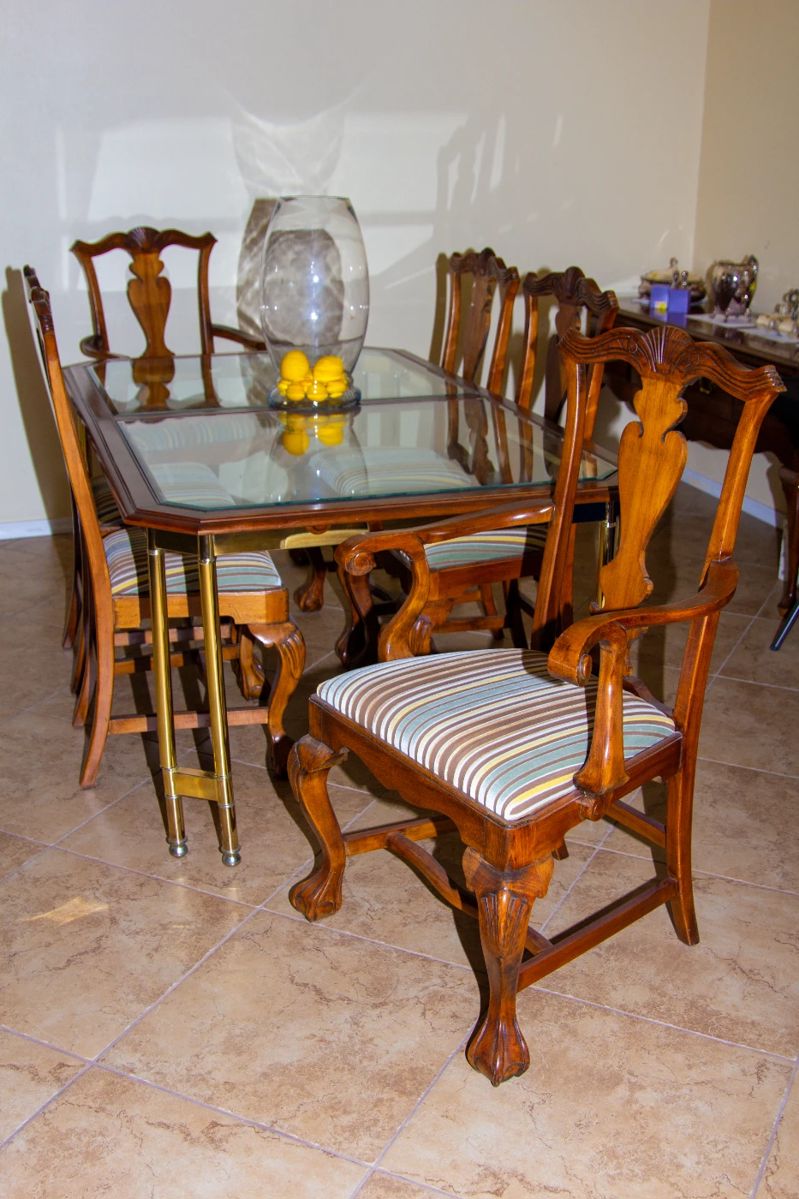 Beautiful glass top intricate dining table with leaf and chairs(x6)