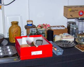 Various baking wares 