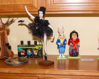 Different decorative dolls 