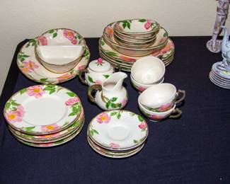 Floral patterned dish set 